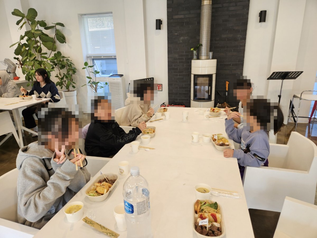 현대모비스 연구원분들의 지원으로 푸드트럭 행사를 진행하였습니다.