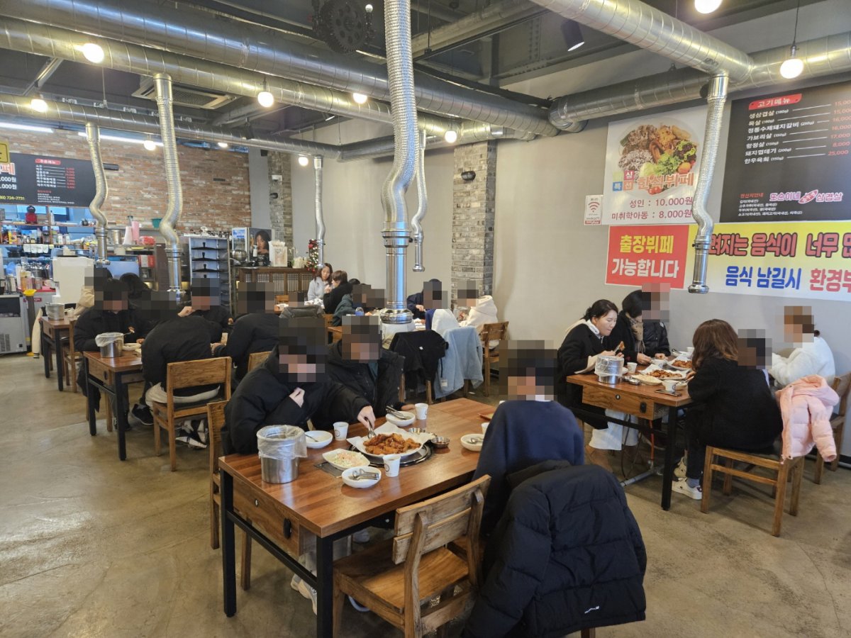 또순이네(원주중앙로타리클럽)와 함께 점심 후원 행사를 진행하였습니다.