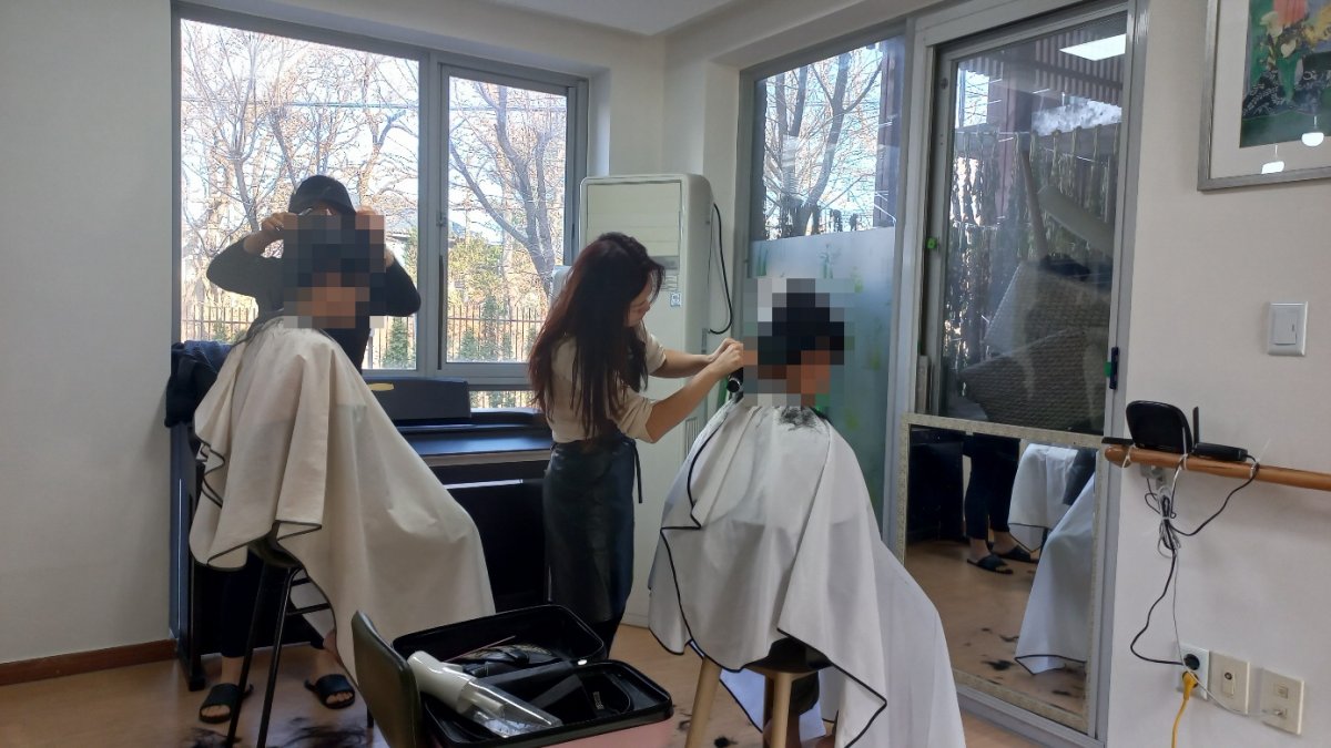 더 어울림 미용봉사를 진행하였습니다.