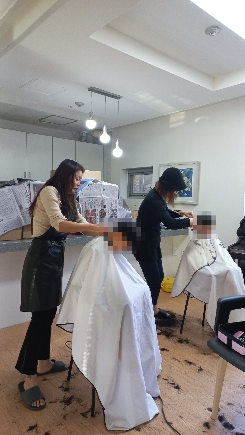 더 어울림 미용봉사를 진행하였습니다.