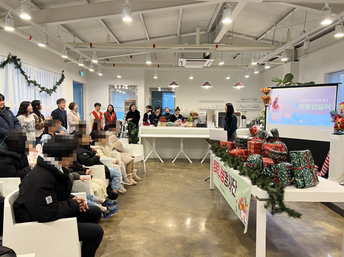 우체국 행복나눔봉사단과 함께하는 선물 나눔 프로그램을 진행하였습니다.