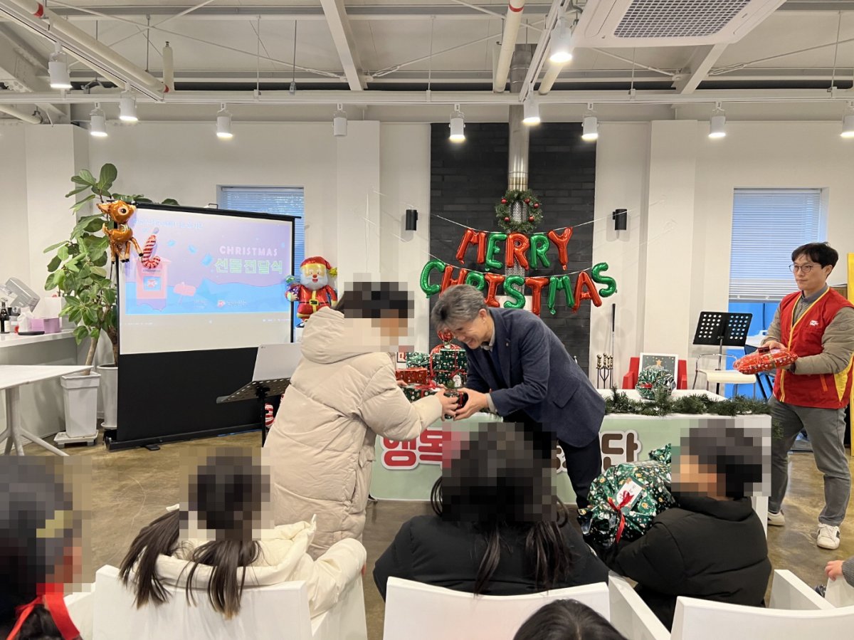 우체국 행복나눔봉사단과 함께하는 선물 나눔 프로그램을 진행하였습니다.