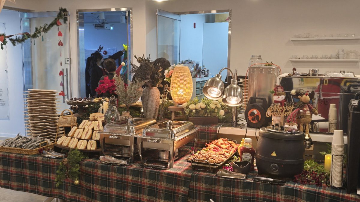 아이들과 함께 크리스마스 파티를 진행하였습니다.