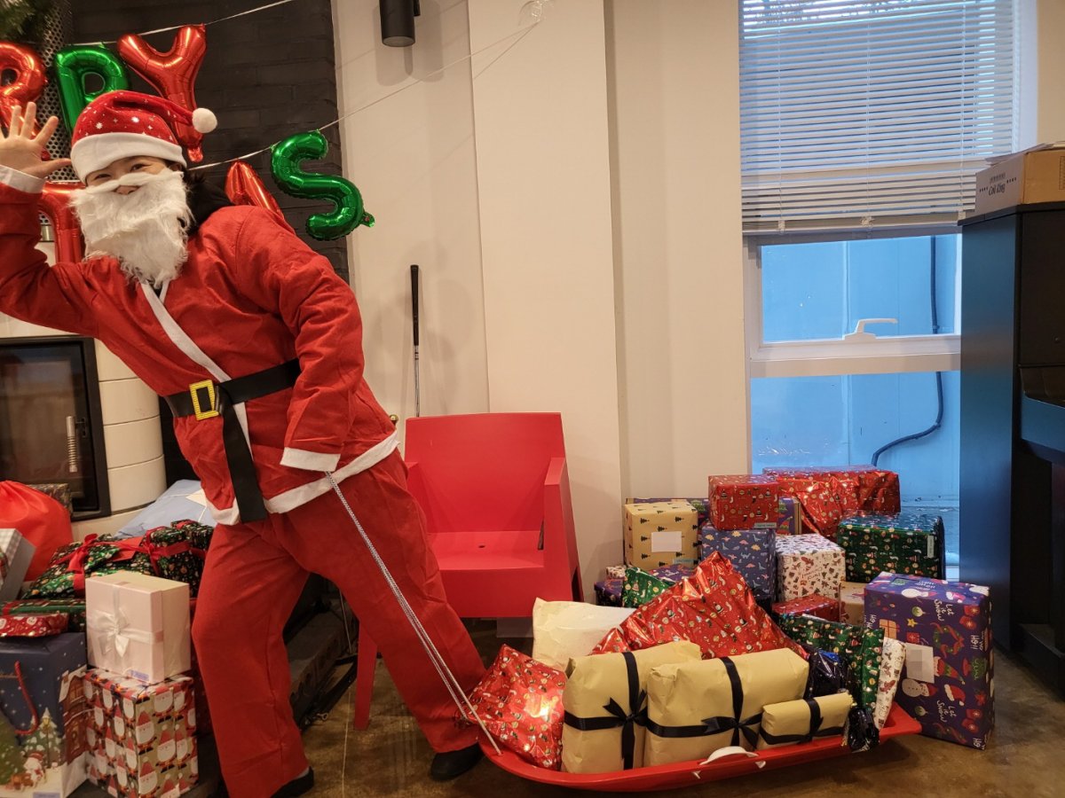 아이들과 함께 크리스마스 파티를 진행하였습니다.