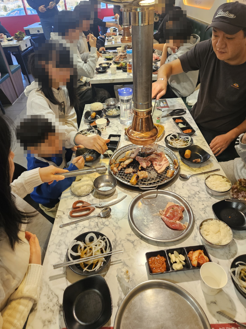 애나후원과 함께 마장동 생고기에서 맛있는 점심 식사 후원행사를 진행하였습니다.