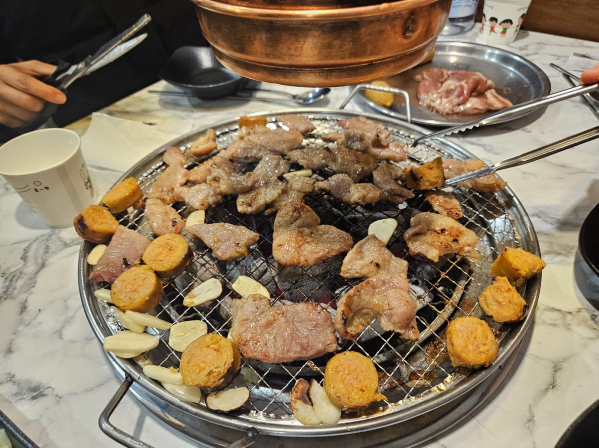 애나후원과 함께 마장동 생고기에서 맛있는 점심 식사 후원행사를 진행하였습니다.