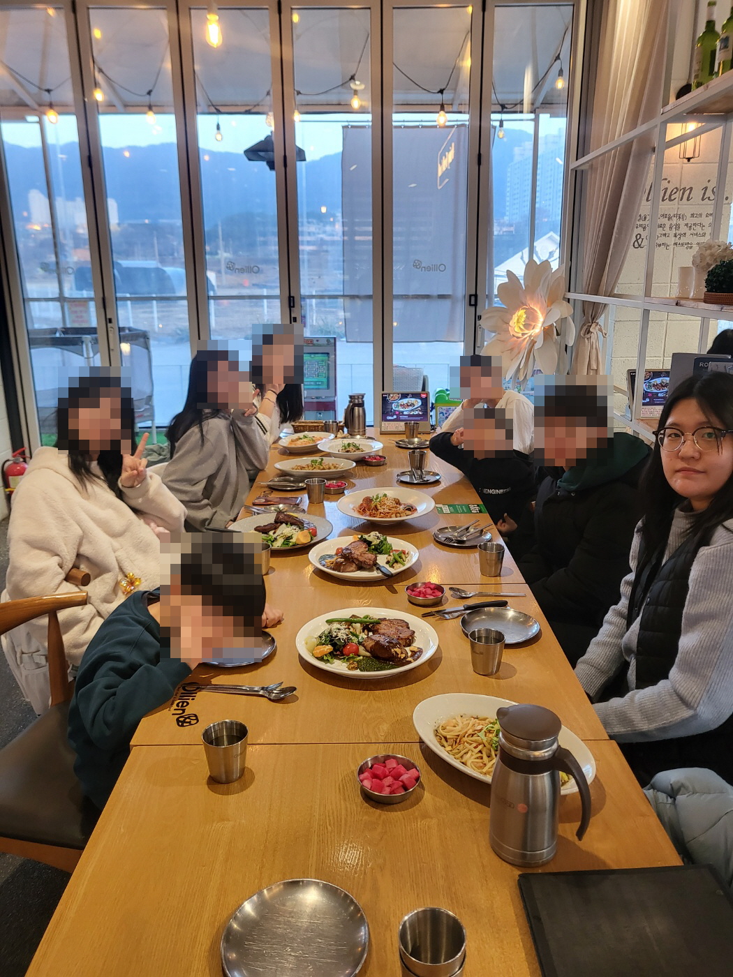 올리앤 피자에서 졸업생 저녁식사를 후원하여 주셨습니다.