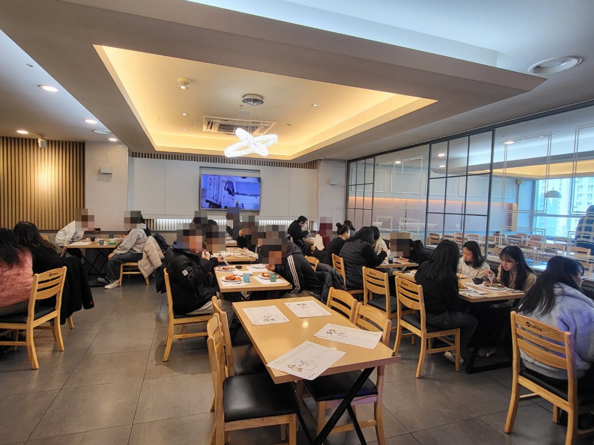 다이닝원 &갤러리원과 함께 점심식사와 문화활동을 진행하였습니다.