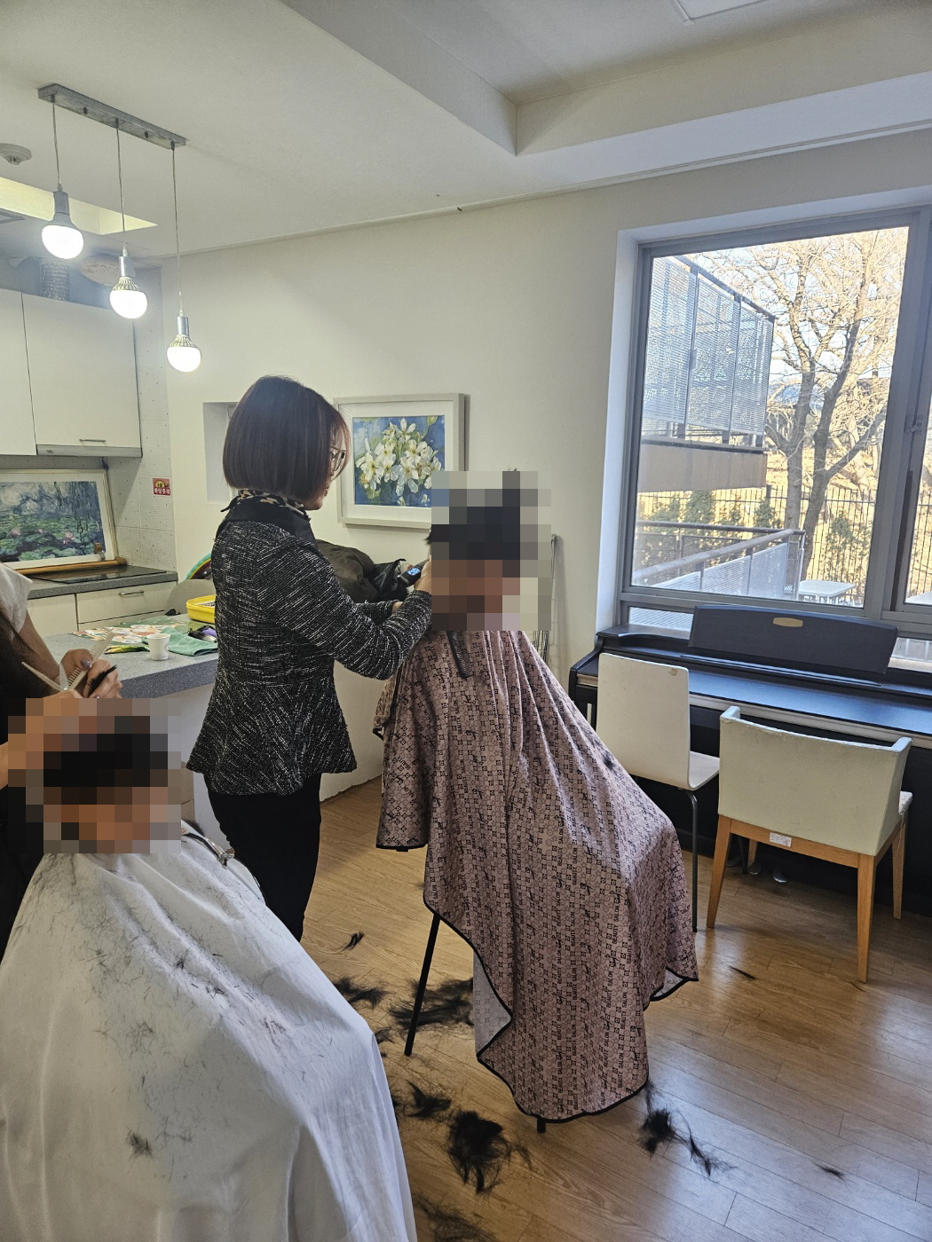 더 어울림 미용봉사를 진행하였습니다.