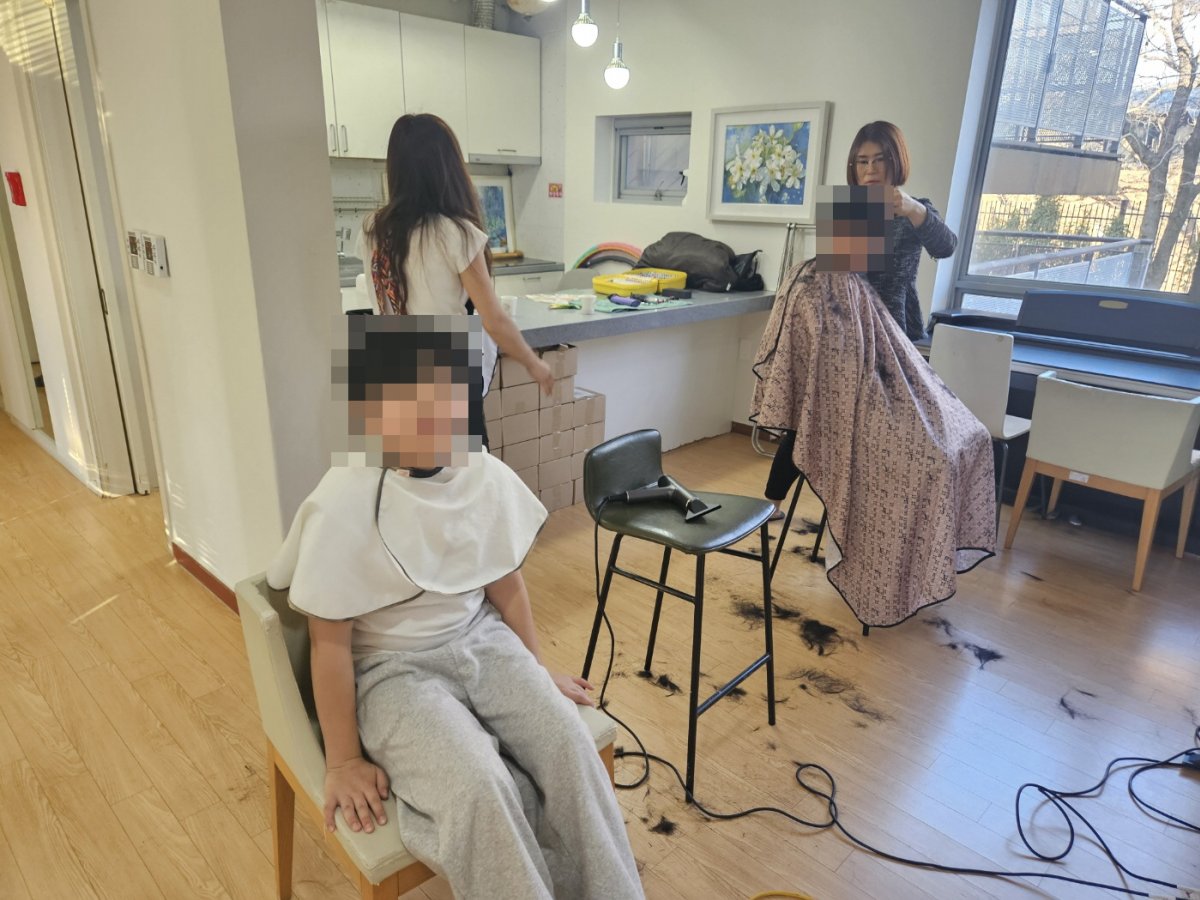 더 어울림 미용봉사를 진행하였습니다.