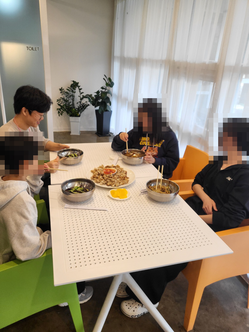 천년나무 협동조합과 함께 중식 식사와 놀이활동을 진행하였습니다.