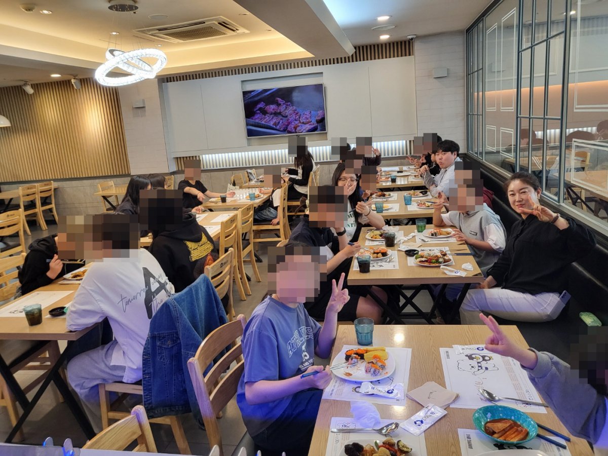 다이닝원 &갤러리원과 함께 점심식사와 문화활동을 진행하였습니다.