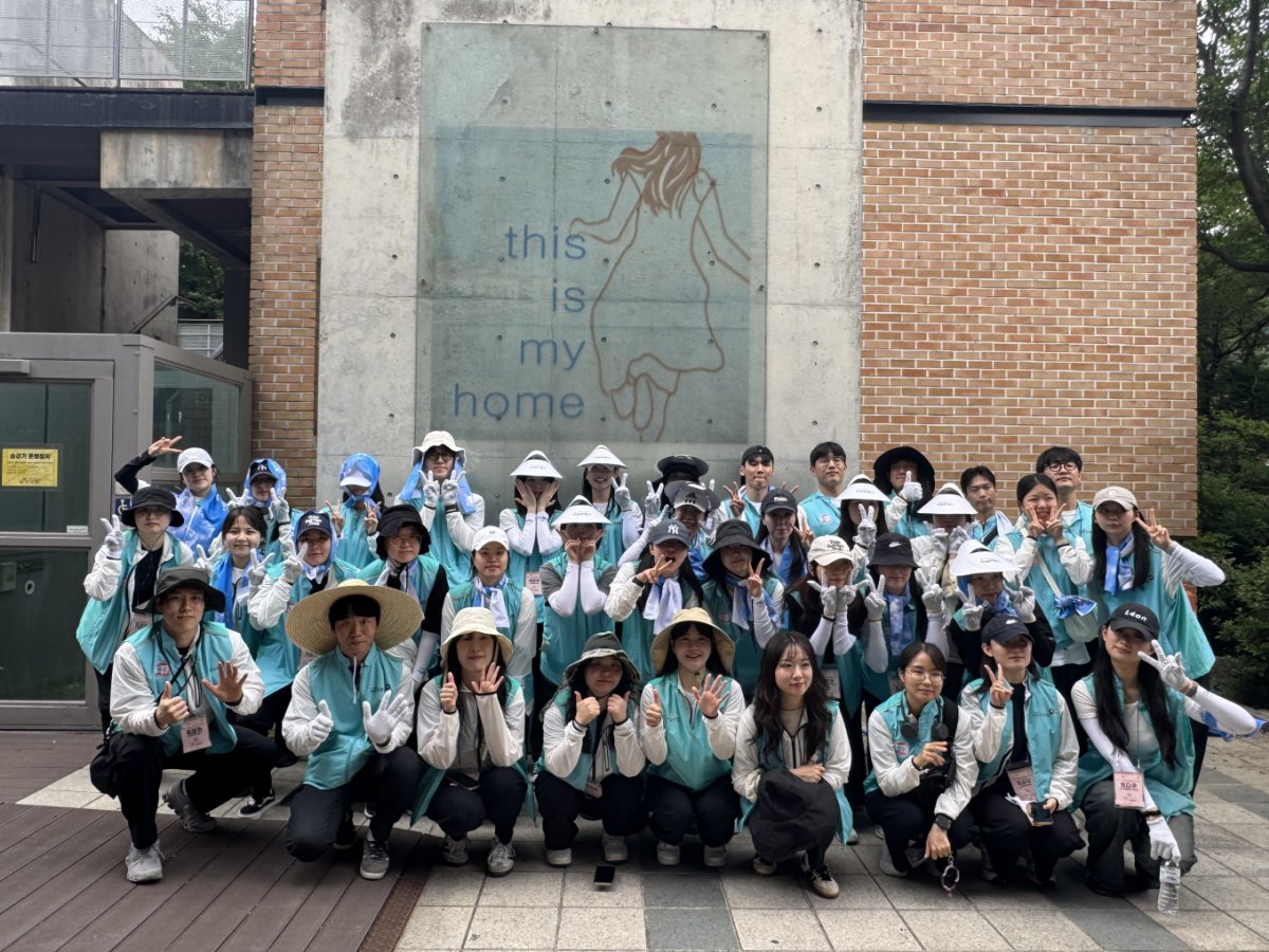 건강보험공단에서 시설환경봉사를 위해 성애원에 방문하여 주셨습니다.