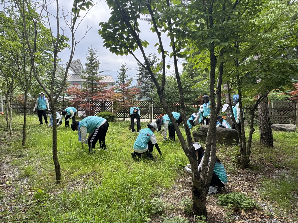 건강보험공단에서 시설환경봉사를 위해 성애원에 방문하여 주셨습니다.
