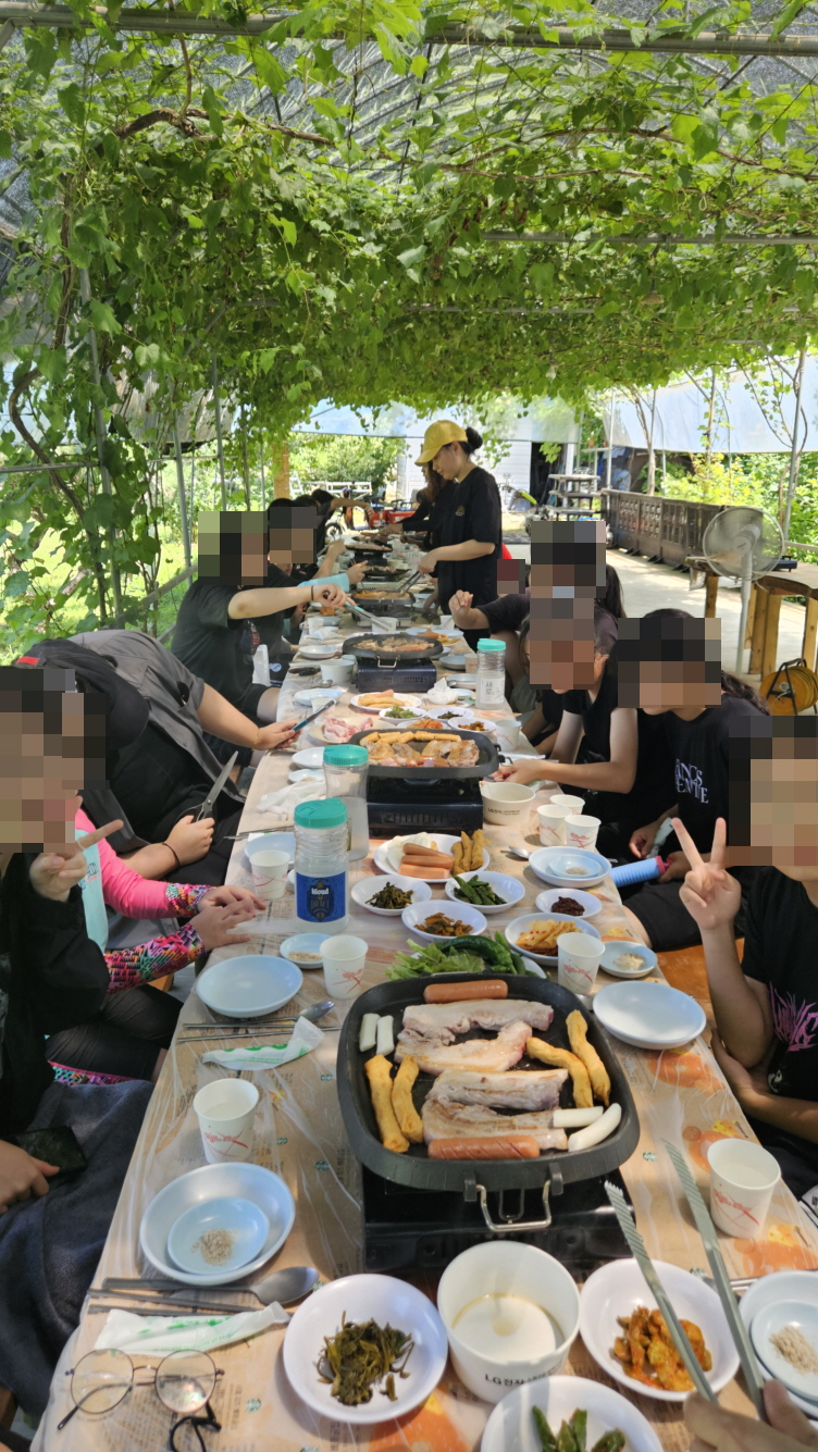 삼봉회와 함께 물놀이 후원행사를 진행하였습니다.