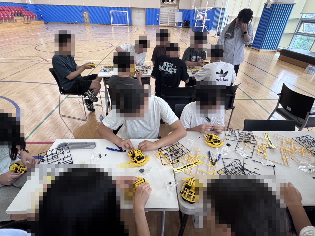 아이들과 함께 재미있는 과학 체험 교실을 진행하였습니다.