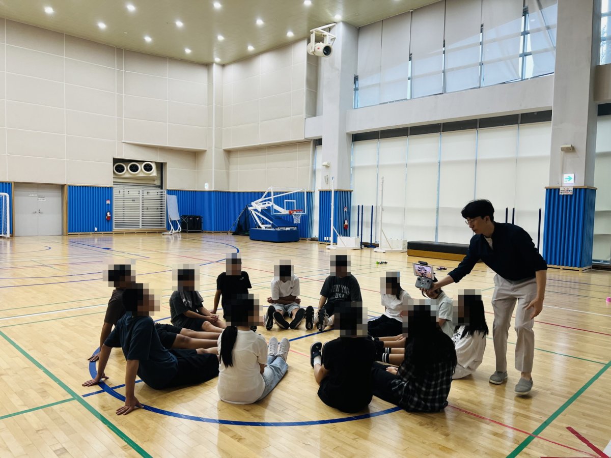 아이들과 함께 재미있는 과학 체험 교실을 진행하였습니다.