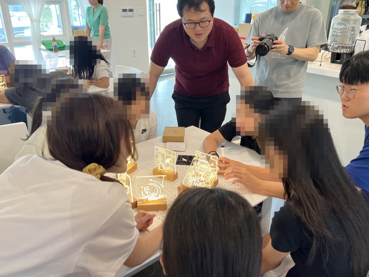 명성교회에서 방문하여 놀이프로그램과 봉사프로그램을 진행하여 주셨습니다.