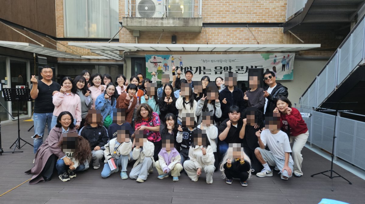 원주시 연합밴드와 함께 찾아가는 음악 콘서트를 진행하였습니다.