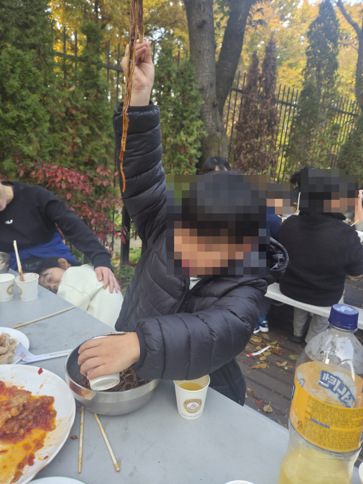 천년나무 협동조합과 함께 중식 식사와 놀이활동을 진행하였습니다.