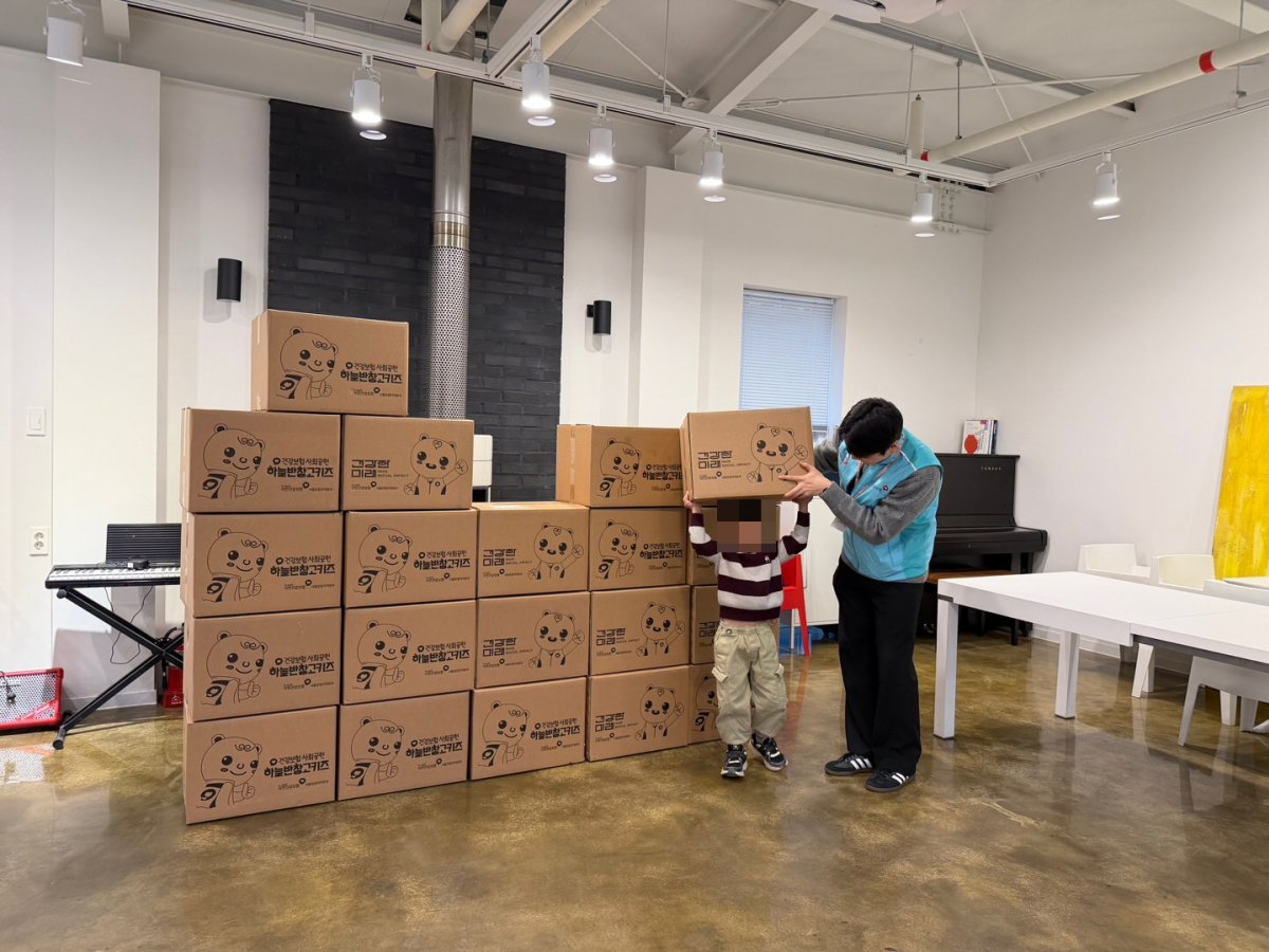 건강보험공단과 함께 산타박스 후원 선물 전달식을 진행하였습니다.