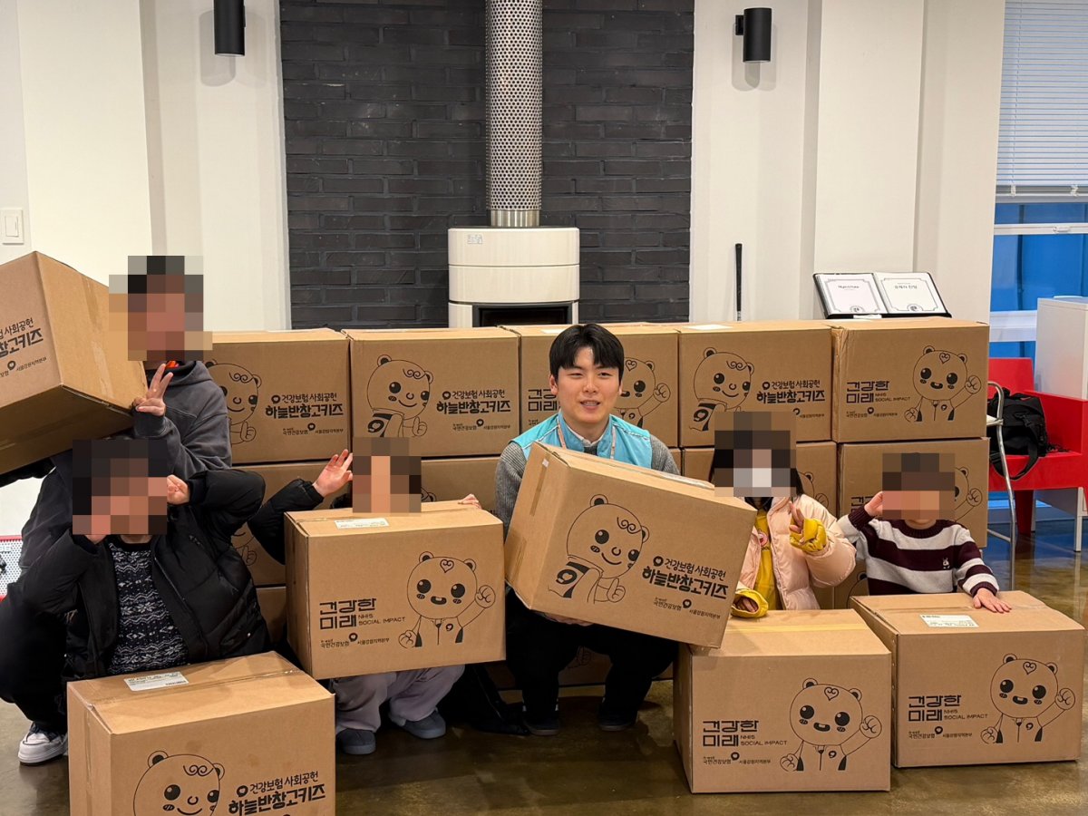 건강보험공단과 함께 산타박스 후원 선물 전달식을 진행하였습니다.