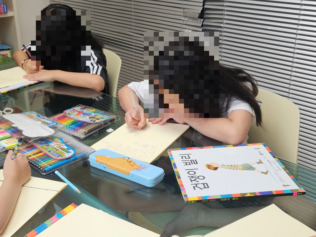 (사)한국책놀이 지도사협회 강원지회 독서봉사(8회차)를 진행하였습니다.